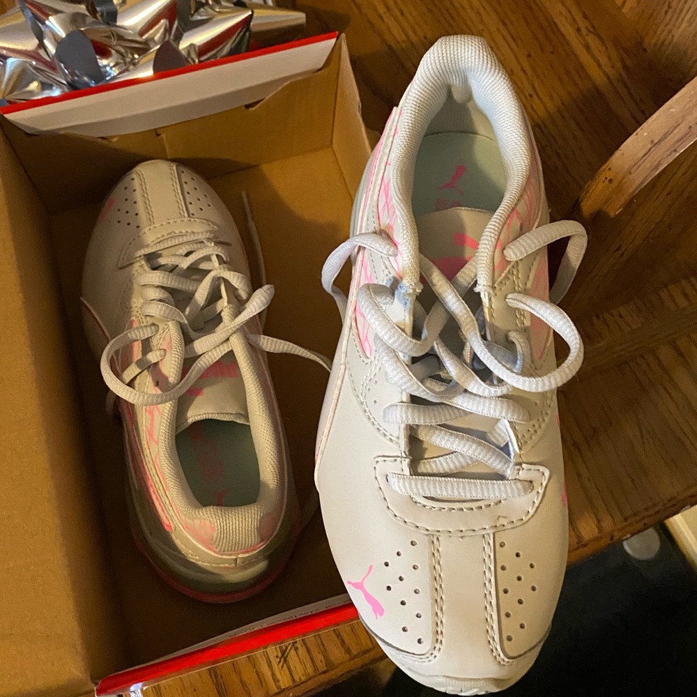 Kids PUMAs BNIB